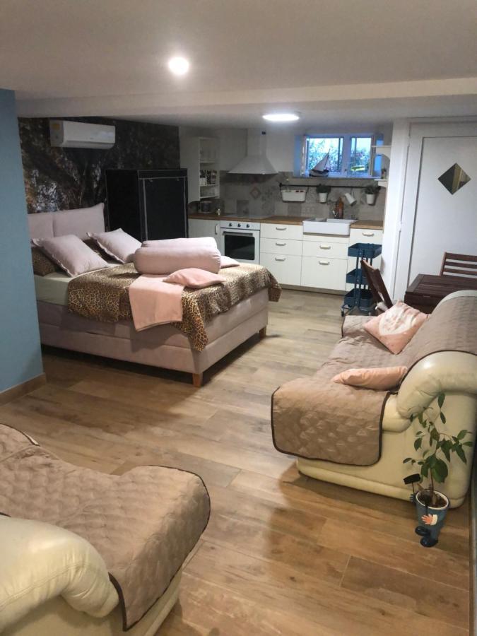 Pod Room, Free Parking